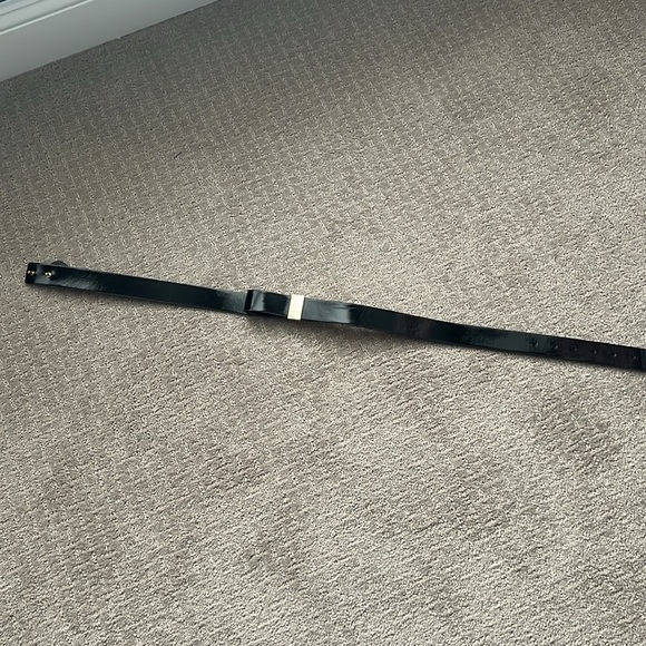 WHBM Patent bow loop belt - Picture 2 of 5